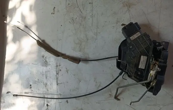 Mazda 3 I Front door lock