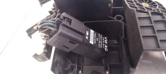 Volkswagen Tiguan Glow plug pre-heat relay 038907281D WL051299023