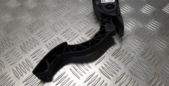 Accelerator throttle pedal
