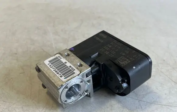Porsche Taycan 9J1 Air conditioning (A/C) expansion valve 4M0816702A