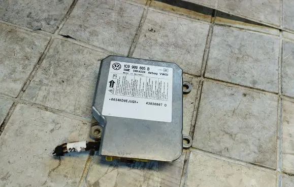 Volkswagen PASSAT B5.5 Airbag control unit/module 1C0909605B