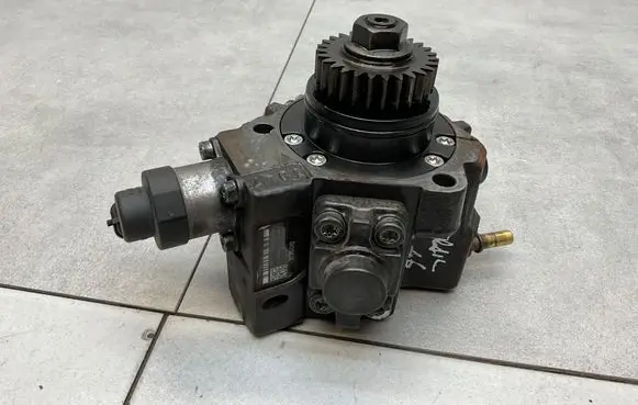 Nissan X-Trail T32 Fuel injection high pressure pump 167008960R 0445010404