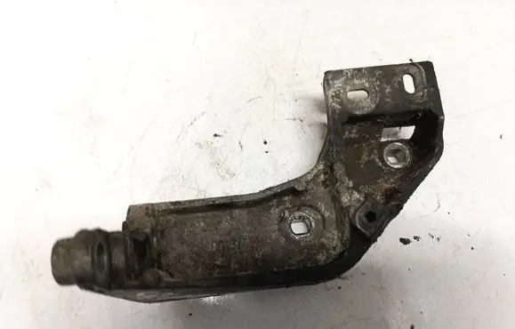 Engine mounting bracket