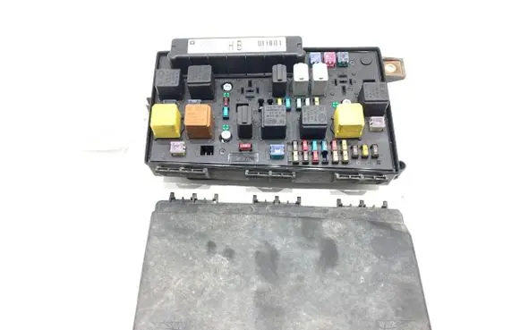 Opel Zafira B Fuse box set 13206754