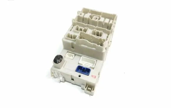 Toyota RAV 4 (XA20) Fuse module 8273342060