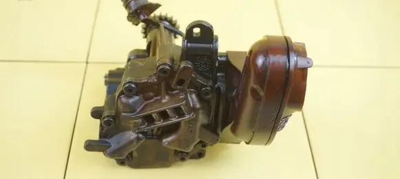 Nissan Juke I F15 Oil pump 150509915R 30SP27