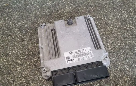 Volkswagen Touran I Engine control unit/module 03C906032F 0261201540