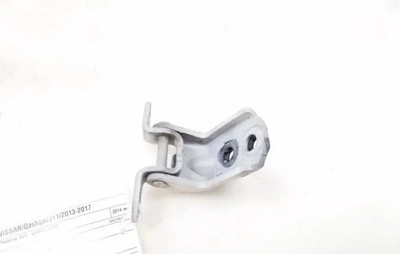 Nissan Qashqai Front door lower hinge 