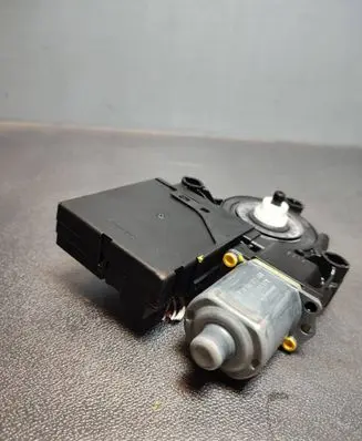 Volkswagen PASSAT B7 Front door window regulator motor 0130822451
