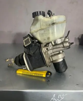 Mercedes-Benz E W211 Master brake cylinder A2114300302 0204251302