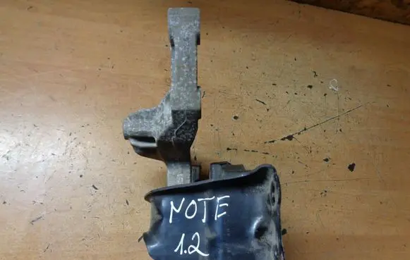 Nissan Note (E12) Engine mount bracket
