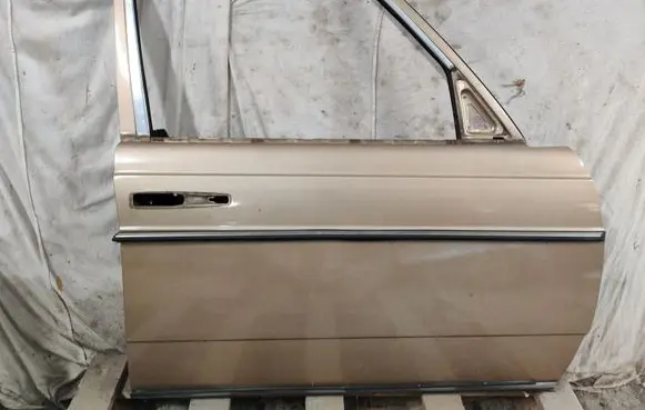 Mercedes-Benz W123 Front door 473U