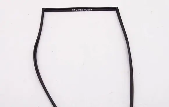 Suzuki Grand Vitara II Rubber seal rear door window/glass 