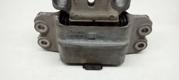 Volkswagen Golf V Engine mount bracket