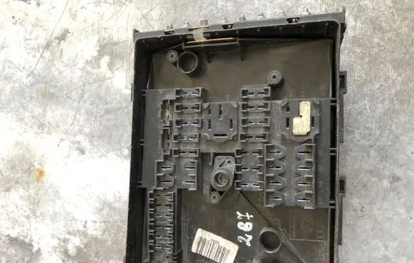 Volkswagen Golf V Fuse module 1K0937125A