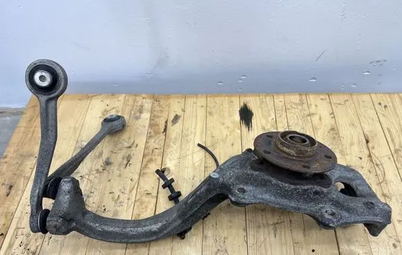 Front wheel hub spindle knuckle