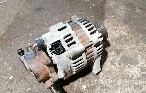 KIA Carens I Generator/alternator 3730027012 021319112