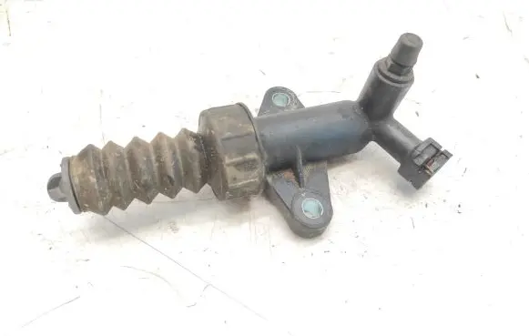 Suzuki Swift III Clutch slave cylinder 2382052R00