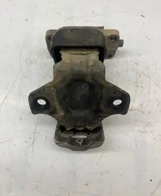 Toyota Hilux VIII Engine mount bracket