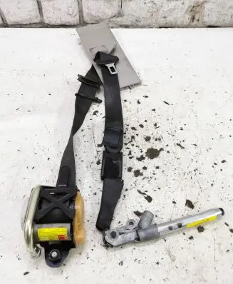 Opel Insignia A Front seatbelt 13303849 M111