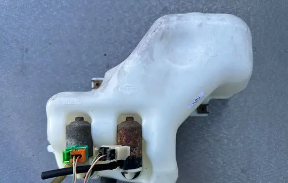 Windshield washer fluid reservoir/tank