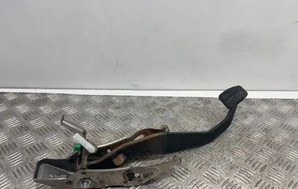 Toyota Avensis T270 Clutch pedal 
