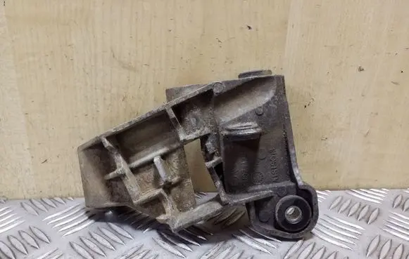 Volkswagen Transporter - Caravelle T5 Engine mounting bracket 7H0711781D