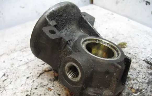 Volvo S40, V40 Oil filter mounting bracket