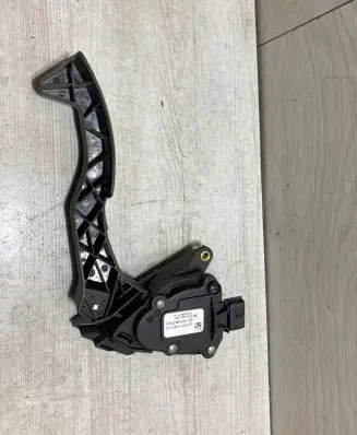 Renault Twingo III Accelerator throttle pedal a4532900800