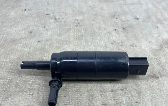 BMW 5 F10 F11 Headlight washer pump 7217792