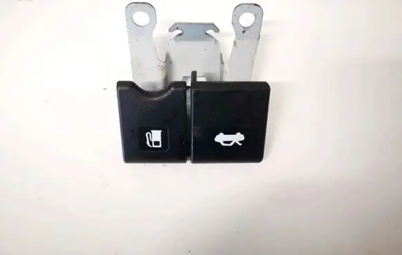 Nissan Qashqai Fuel tank opening switch 