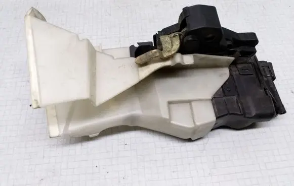 Mercedes-Benz C W202 Front door lock 2027231308