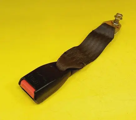 Suzuki Swift I Rear seatbelt buckle
