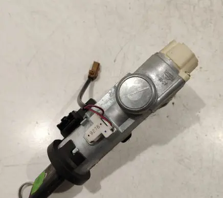 Nissan X-Trail T30 Ignition lock 5WK48042A 28590 G64447B