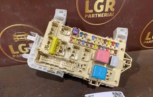 Toyota Corolla Verso AR10 Fuse module 892210F010