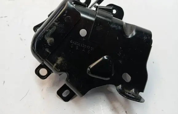 Mercedes-Benz C W204 Seat belt height adjuster A2046301731