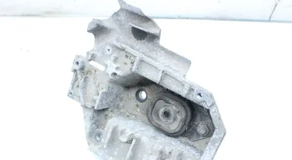 Nissan Note (E11) Engine mounting bracket 8200352681