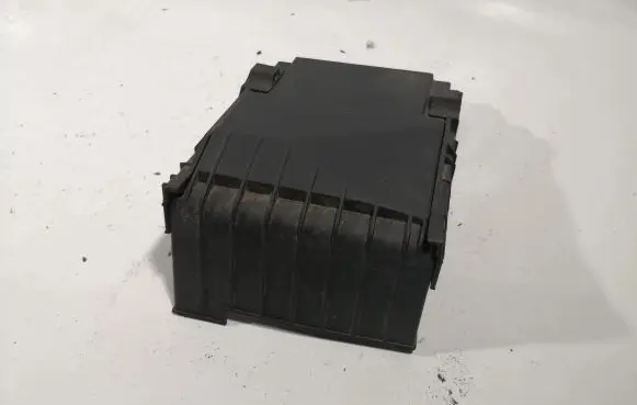Volkswagen PASSAT B7 Fuse box cover 1K0937132F
