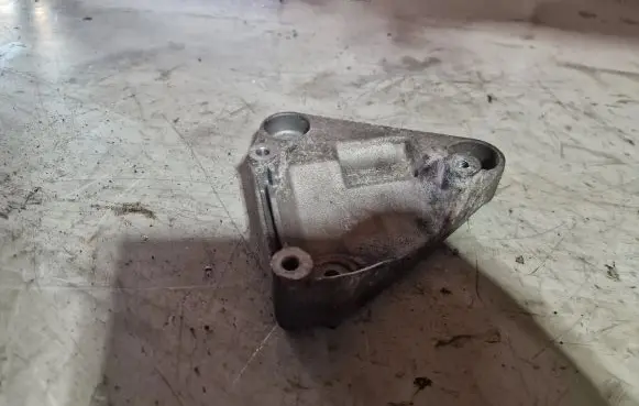 Buick Encore I Engine mounting bracket 55577637