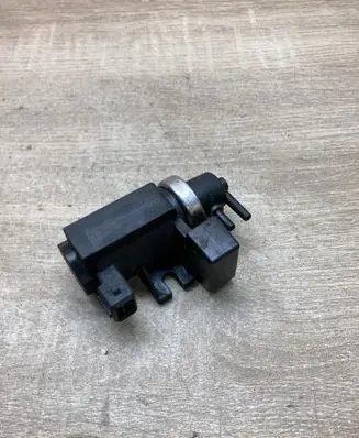 BMW 5 E39 Turbo solenoid valve 2247906 72279600