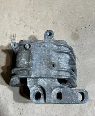 Volkswagen PASSAT B6 Engine mount bracket 1K0199262