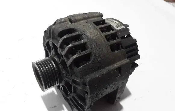 Opel Vivaro Generator/alternator 8200690199