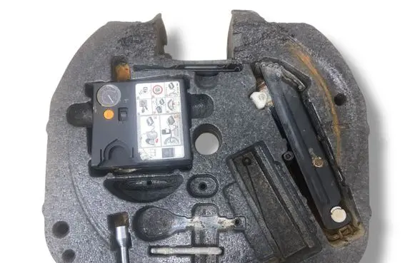 Mercedes-Benz SLK R171 Tool set A1716840537