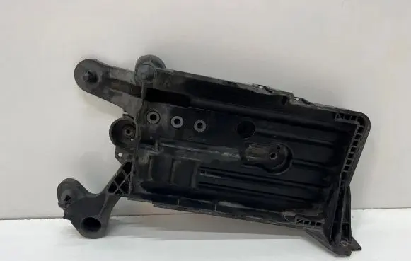 Volkswagen PASSAT B8 Battery tray 5Q0915331J 5Q0915321H