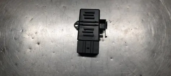 Audi A1 Seat heating relay 6R0959772D