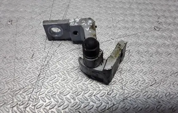 Volkswagen PASSAT B5.5 Front door upper hinge