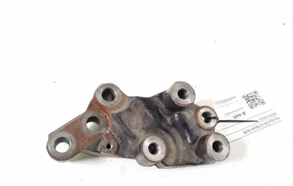 Engine mounting bracket