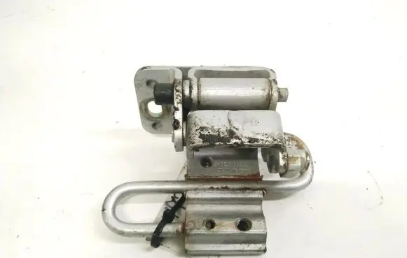 Audi A6 S6 C6 4F Rear door lower hinge 8E0833411