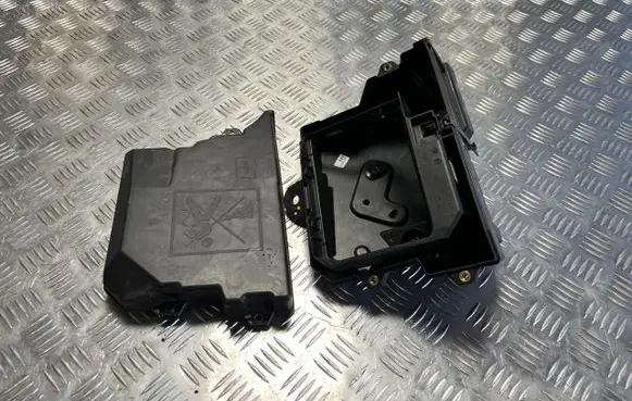 Dacia Sandero III Fuse box cover PU18707