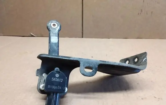 Toyota Prius+ (ZVW40) Headlight/headlamp level sensor 